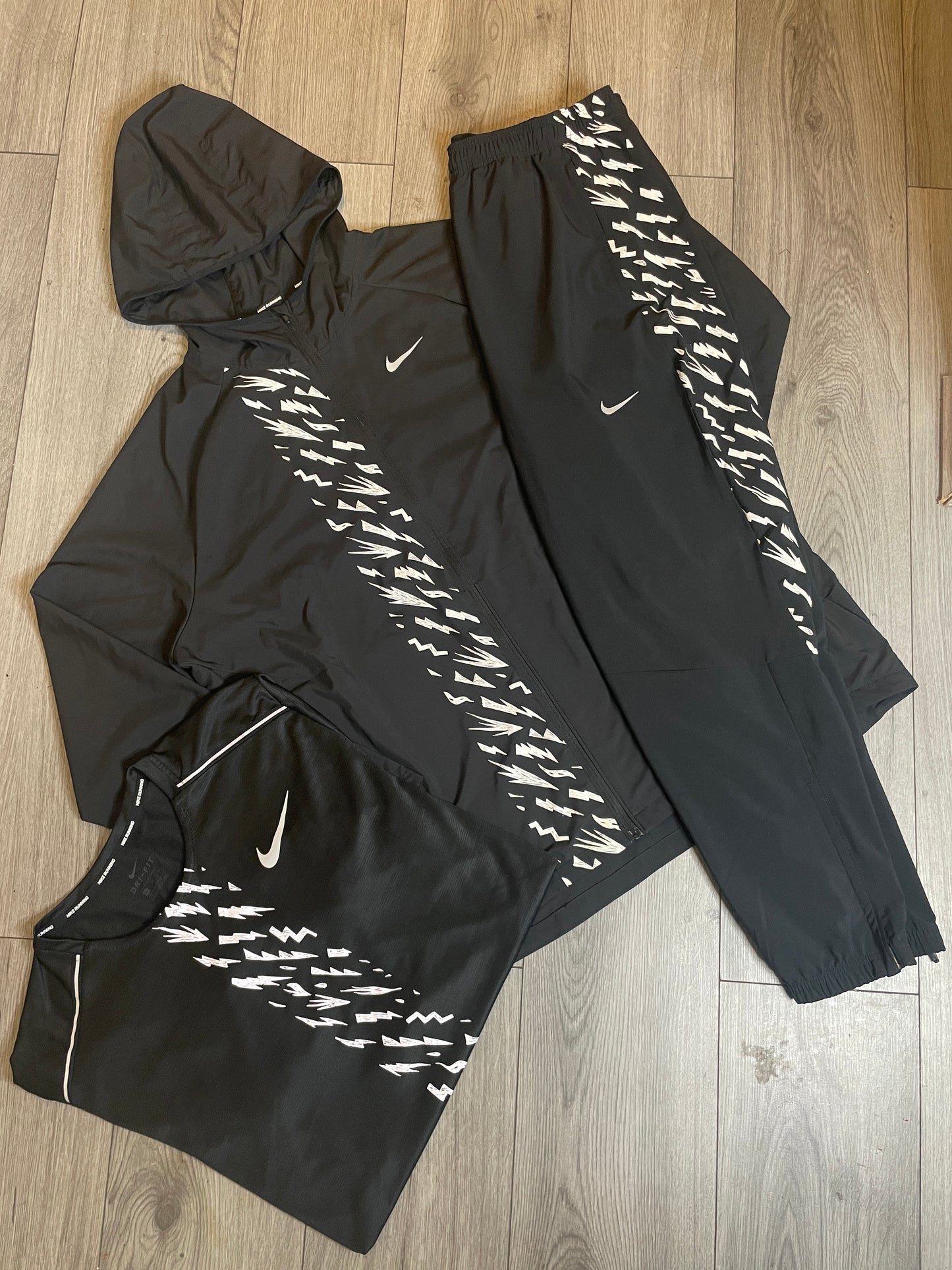 Nike 3 piece set lightening bolt ⚡️